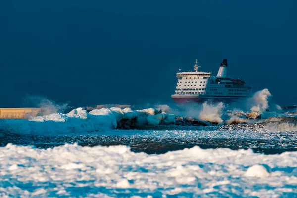 Kırmızı cruise liner
