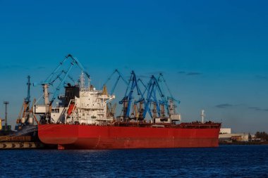 Kırmızı kargo gemisi