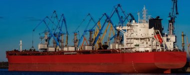 Kırmızı kargo gemisi