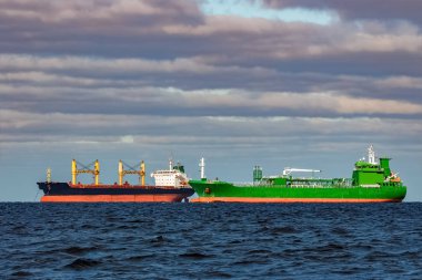 Kargo gemileri demirleyen