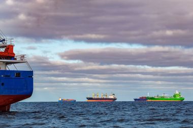 Kargo gemileri demirleyen