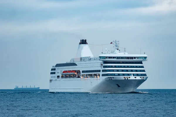 White passenger ship — Stock Photo, Image