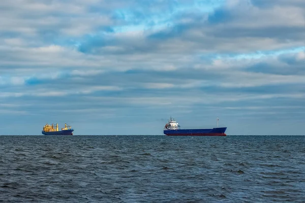 Mavi kargo gemileri — Stok fotoğraf