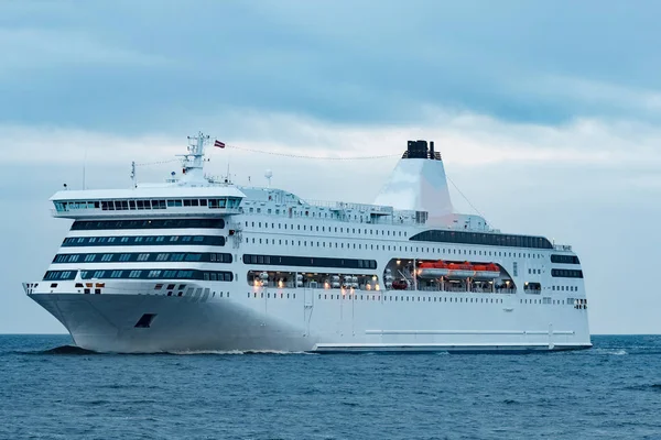 White passenger ship — Stock Photo, Image