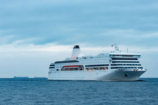 White passenger ship — Stock Photo, Image