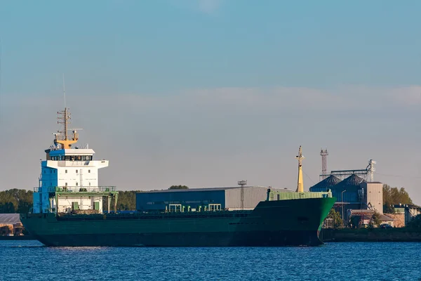 Green cargo fartyget i hamn — Stockfoto