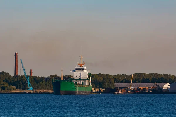 Green cargo ship in port — Stock Photo, Image