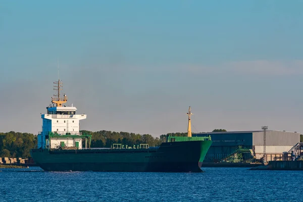 Navio de carga verde no porto — Fotografia de Stock