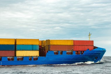 Yeni mavi konteyner gemisi