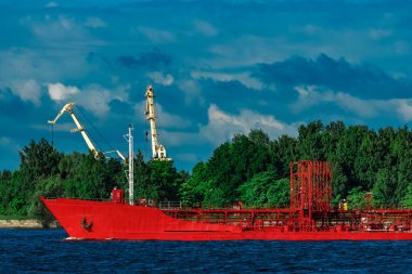 Kırmızı tanker gemisi