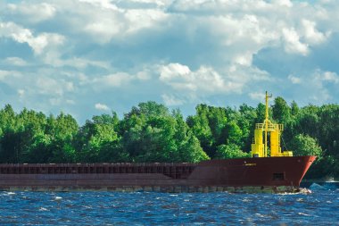 Kırmızı kargo gemisi