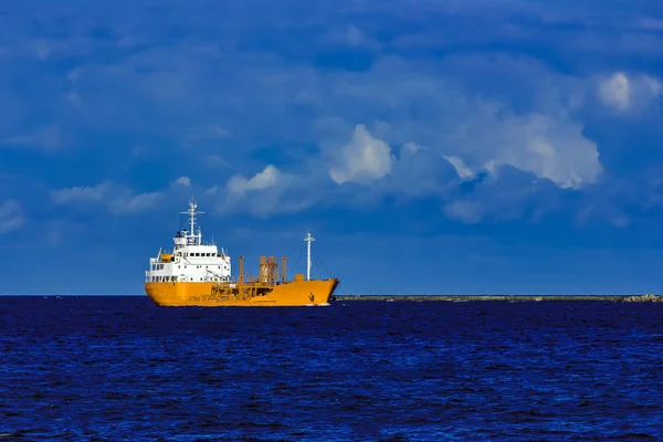 Yellow tanker ship — Stock Photo, Image
