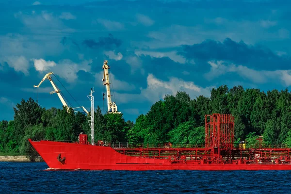 Kırmızı tanker gemisi