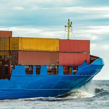 Yeni mavi konteyner gemisi