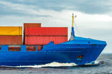 Yeni mavi konteyner gemisi
