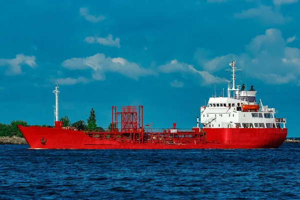Kırmızı tanker gemisi