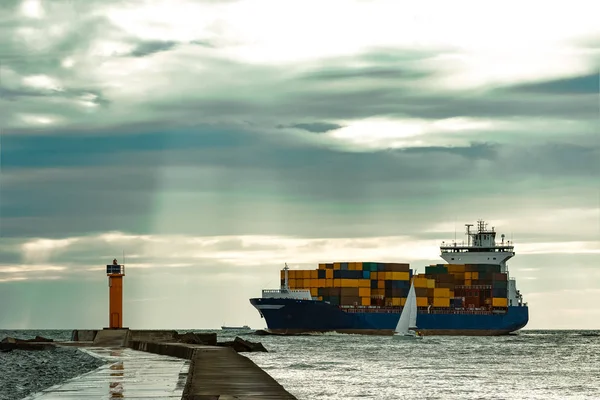 Mavi konteyner gemisi