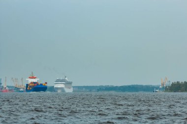 Yeni mavi konteyner gemisi