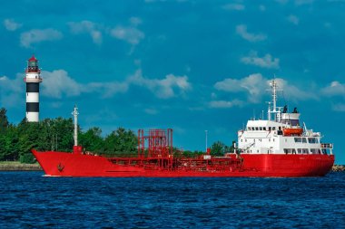 Kırmızı tanker gemisi
