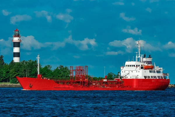 Kırmızı tanker gemisi