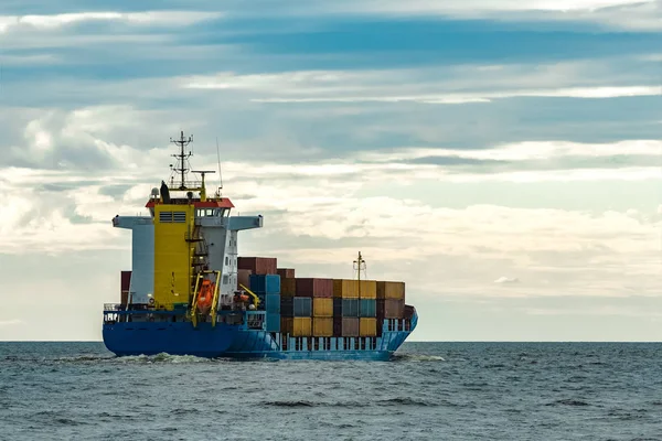 Yeni mavi konteyner gemisi