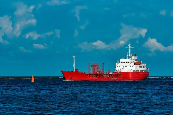 Червоний танкер суден — стокове фото