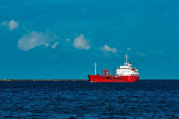 Червоний танкер суден — стокове фото