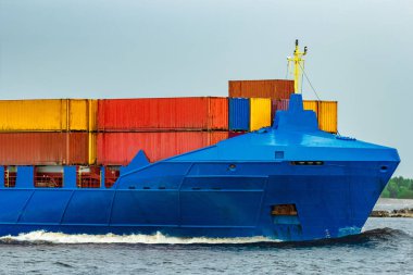 Yeni mavi konteyner gemisi