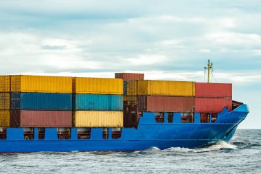 Yeni mavi konteyner gemisi