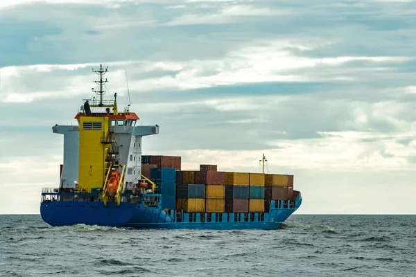 Yeni mavi konteyner gemisi