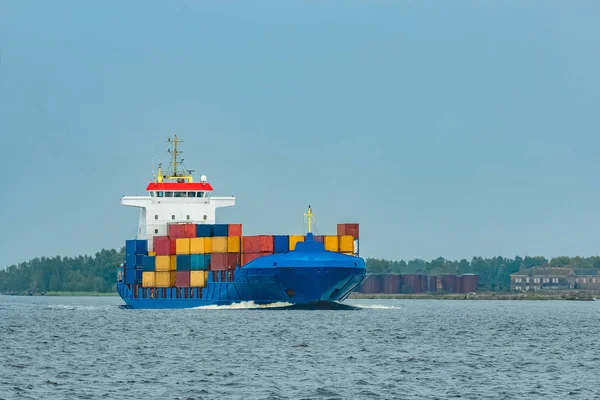 Yeni mavi konteyner gemisi