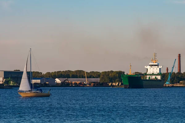 Yeşil kargo gemisiyle bağlantı noktası — Stok fotoğraf