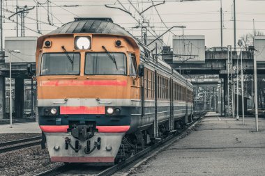 Sarı dizel tren