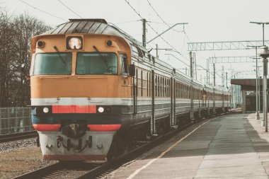 Sarı dizel tren