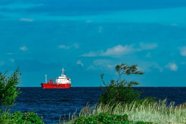 Kırmızı tanker gemisi