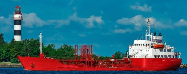 Kırmızı tanker gemisi