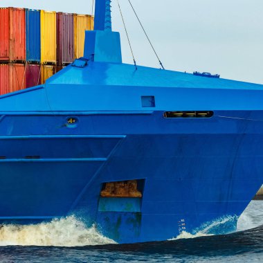 Yeni mavi konteyner gemisi