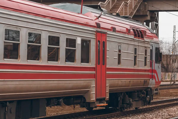 Kırmızı yolcu treni