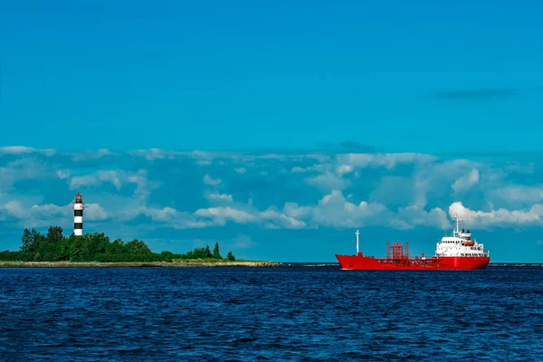 Kırmızı tanker gemisi