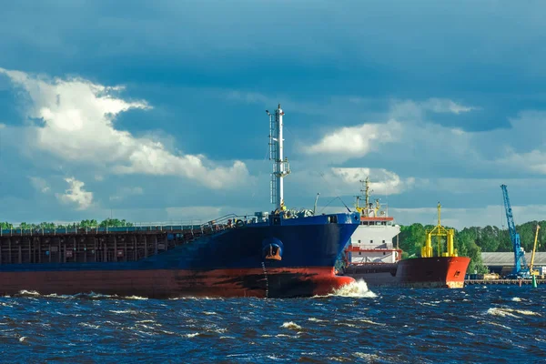 Blå bulkfartyg — Stockfoto