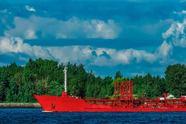 Kırmızı tanker gemisi