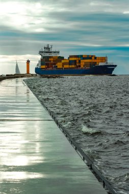 Mavi konteyner gemisi