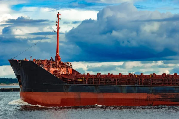 Zwarte vrachtschip — Stockfoto