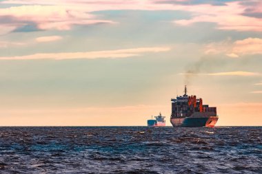 Konteyner gemisi devam mavi