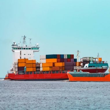 Turuncu kargo gemisi
