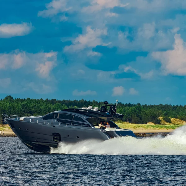 Grå motor yacht i flytta — Stockfoto