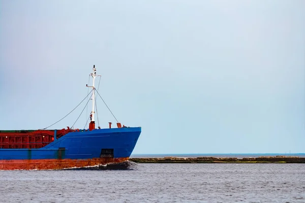 Navio de carga azul em andamento — Fotografia de Stock