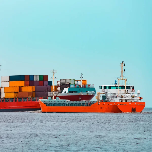 Orange lastfartyg — Stockfoto