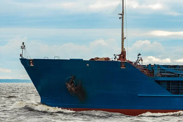 Blaues Frachtschiff unterwegs — Stockfoto