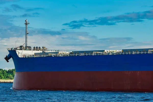 Toku niebieski statek towarowy — Zdjęcie stockowe